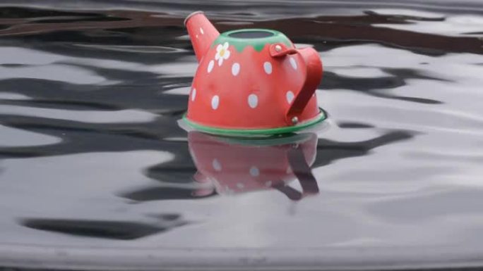 一个漂浮在水上的玩具壶的特写镜头。