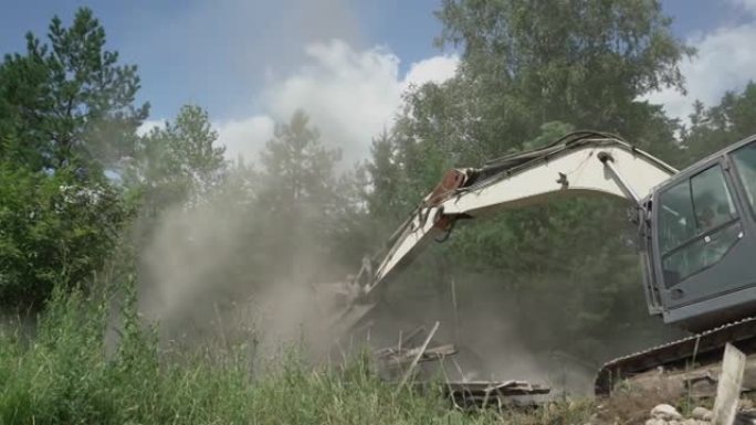 挖掘机摧毁了郊区的旧木结构