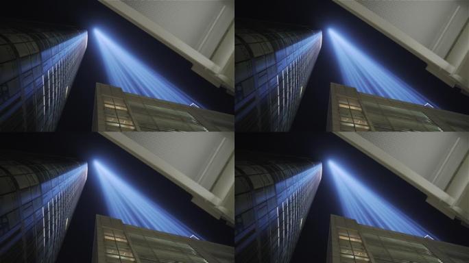 纽约市建筑物之间升起的9月11日纪念灯
