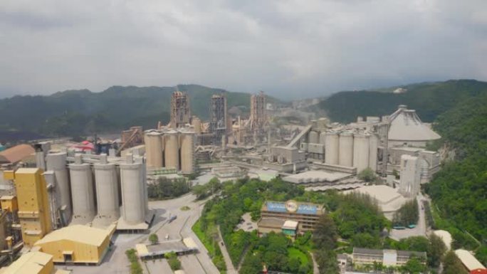 工业生产区高混凝土厂房结构水泥厂塔的鸟瞰图。制造业与全球产业概念。