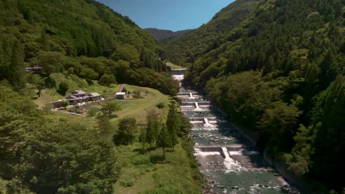 流经日本四国山谷的河流