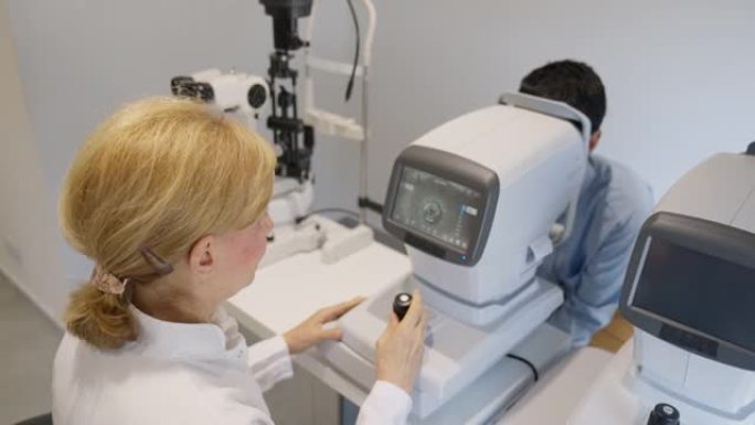 在眼科医生办公室接受眼压计眼科检查的妇女