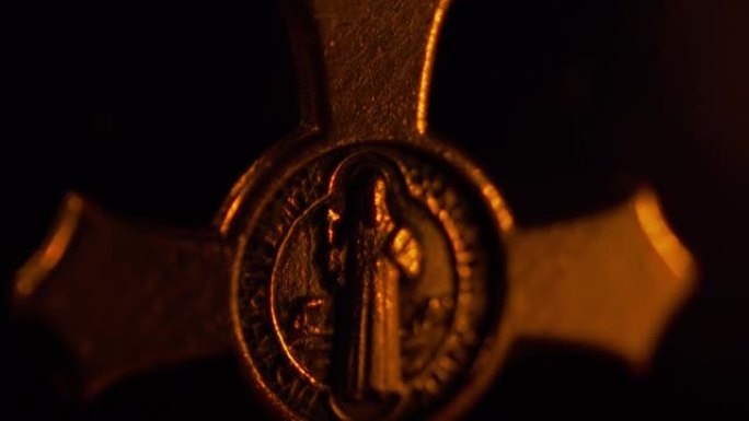 背景为蜡烛的圣本尼迪克特念珠倾斜软焦点镜头