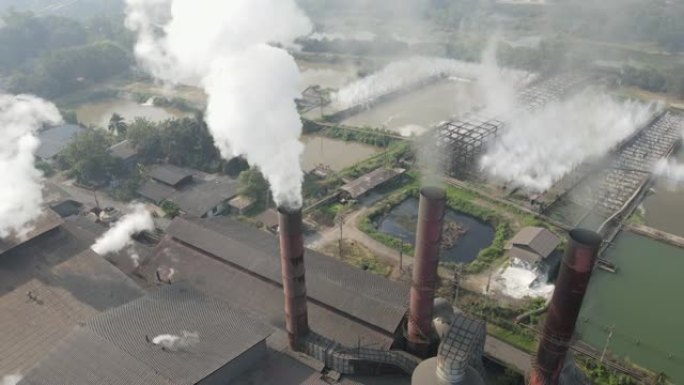 工厂烟囱冒烟的鸟瞰图，制糖厂的空气污染