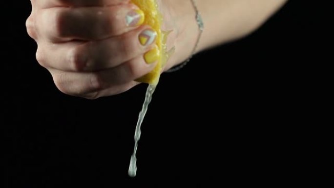 女性手榨柠檬汁