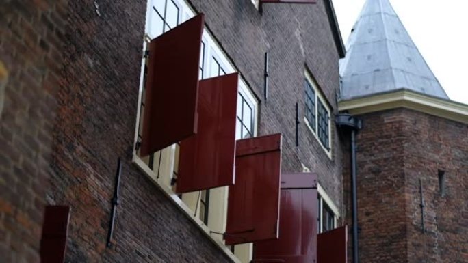 荷兰阿姆斯特丹旧石屋和红木开窗