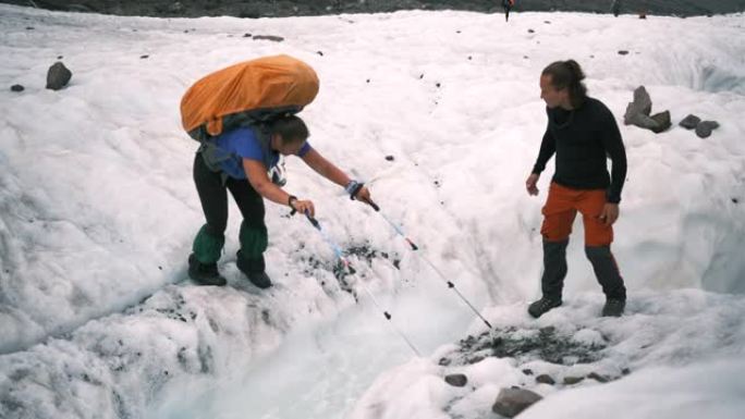 一个女人在冰川中跳过山河。