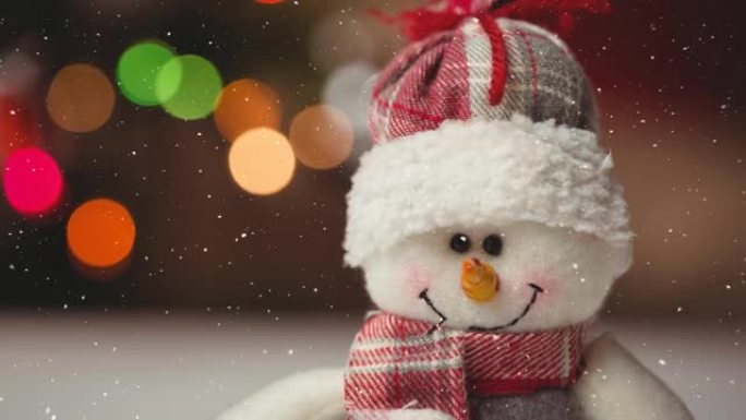 雪落在雪人玩具的特写镜头上，面对光点