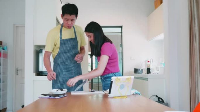 女人和男人在家用橡胶手套做寿司卷。