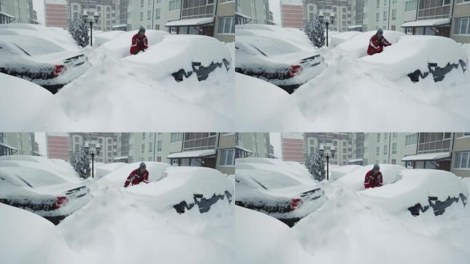 积雪和暴风雨。一名男子清理一辆冰雪覆盖的汽车。大雪。背包里的驾驶员用刷子清除了站在停车场上的汽车上的