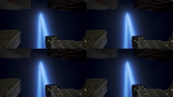 纽约市市区建筑物上方升起的9月11日纪念灯