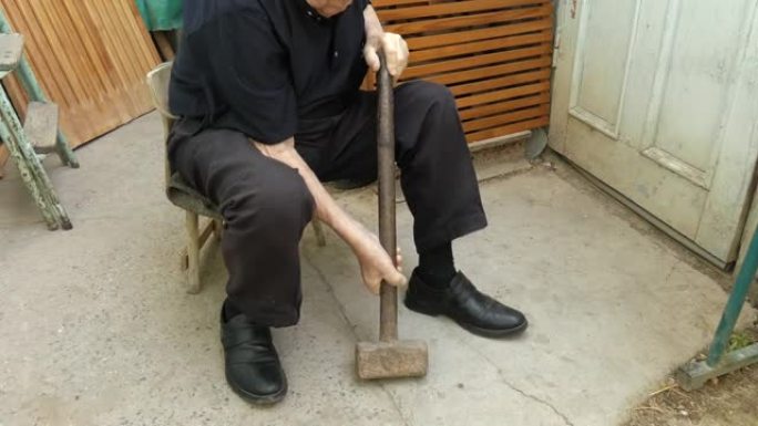 一个老人不能举起锤子。