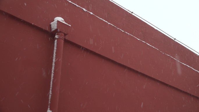 红色墙壁前飘飞的雪花1