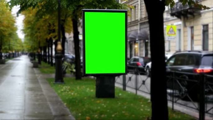 城市街道上的广告牌绿屏