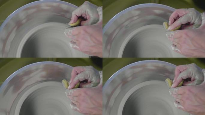 用小刀和海绵成型旋转的陶瓷板