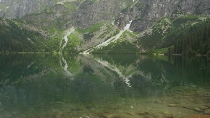 扎科帕内的Morskie Oko (海眼) 湖的倾斜镜头