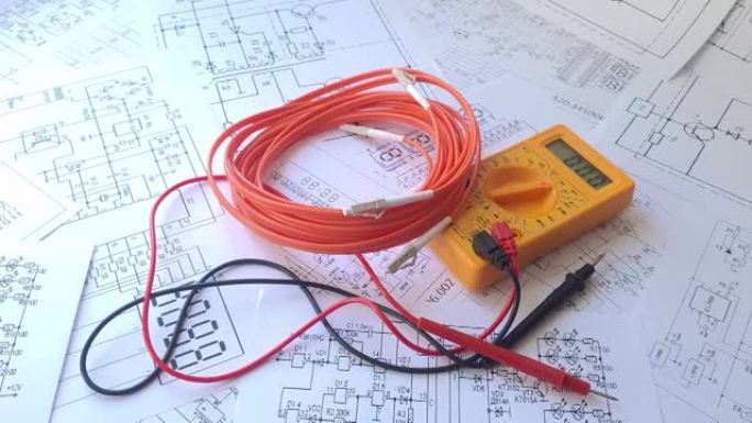 电气工程图纸上的光纤跳线电缆和数字万用表