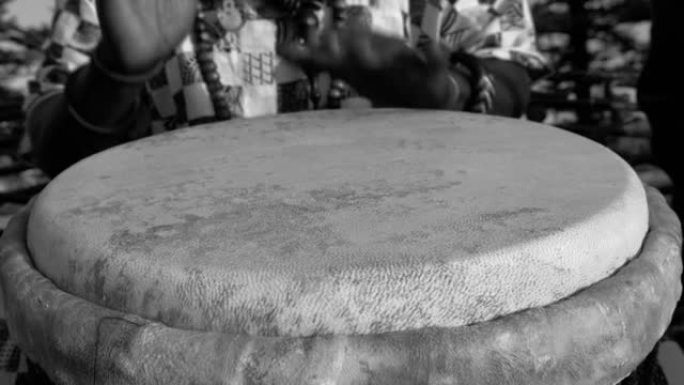 塞内加尔人演奏传统的djembe鼓。