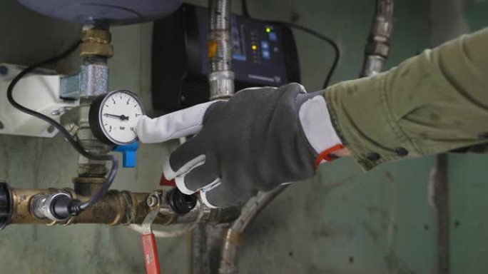 管道工打开artezic泵并检查气压计的压力。清洁供水。