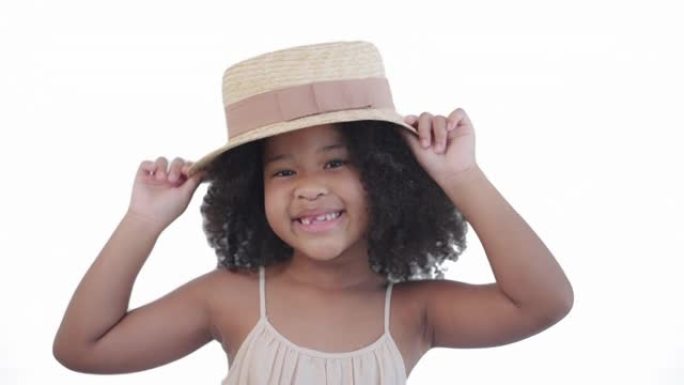 非洲少女抬臂抓帽子跳舞，白色背景上断牙微笑