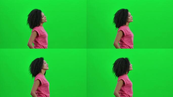 年轻女性非洲裔美国人考虑某事的侧视图。卷发的黑人妇女在工作室的绿色屏幕上摆姿势。特写。慢动作就绪59