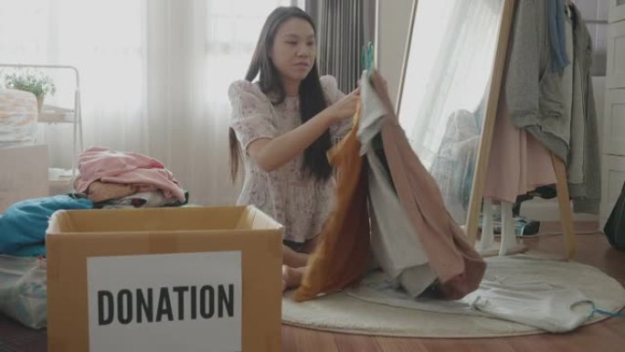 加入捐赠活动的妇女对捐赠的衣服进行分类