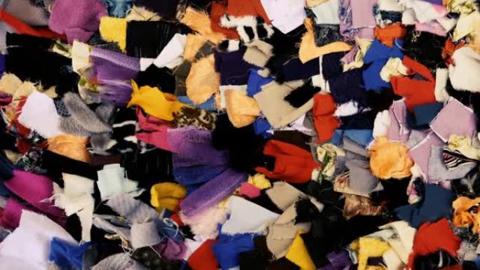 复古，彩色手工制作，传统，摩洛哥地毯，地毯，用织物废料制成。更新无用材料的概念。