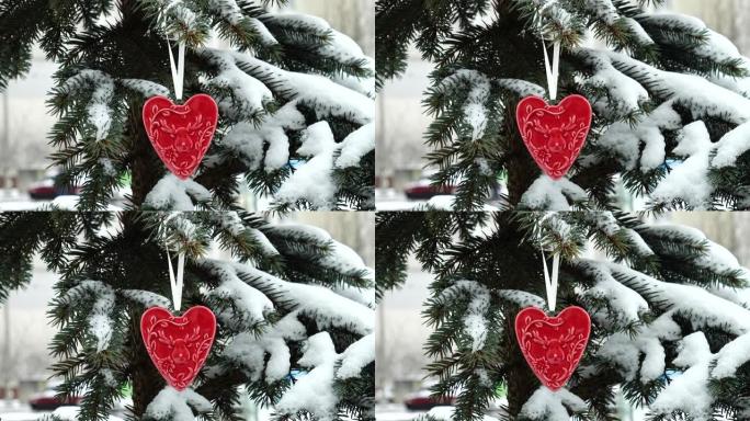 圣诞树装饰品在外景的圣诞树上。
