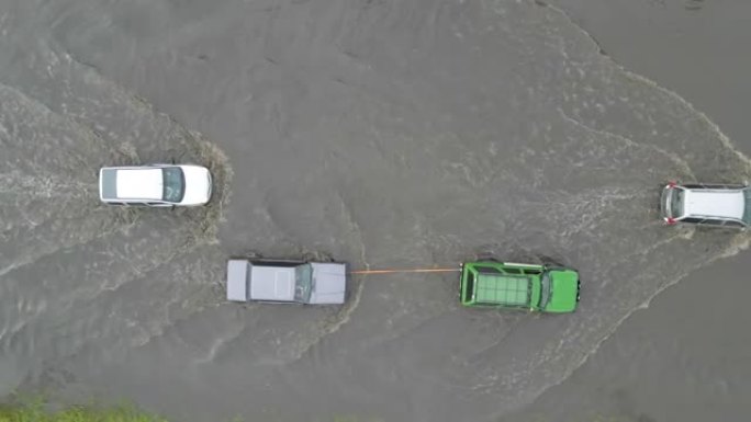 大雨过后，汽车在洪水泛滥的街道上行驶的城市交通鸟瞰图。道路排水系统存在问题。