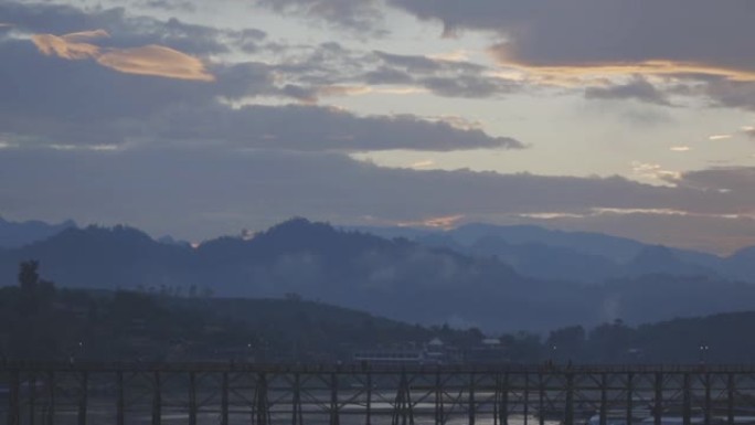 Slo-mo桥Sangklaburi Kanchanaburi早晨美丽的日出