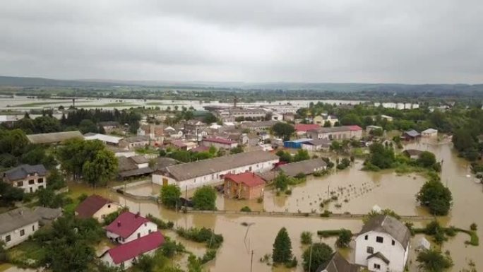 在乌克兰西部的Halych镇，用Dnister河的脏水淹没房屋的鸟瞰图。