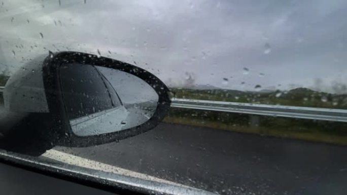 在雨天开车高速行驶水珠