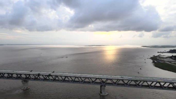 日落期间帕德玛多用途桥的4k航拍