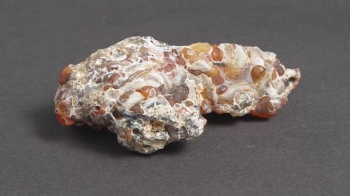 黑暗背景上的玛瑙geode。外壳。