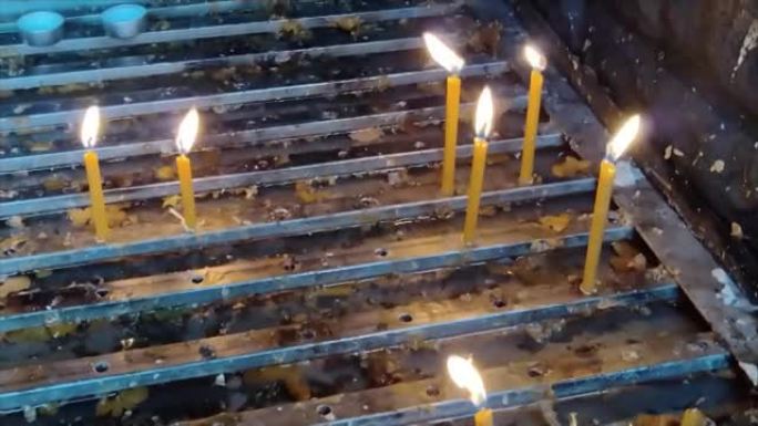 蜡蜡烛在罗马尼亚马拉穆列的东正教教堂燃烧-慢动作框架