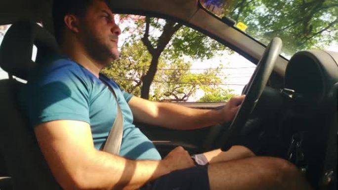 巴西东南部一男子驾驶手动挡汽车