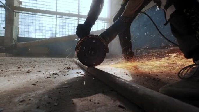 特写。建筑工人用圆锯切割钢材，建筑工人的脚，圆锯产生的火花。慢动作
