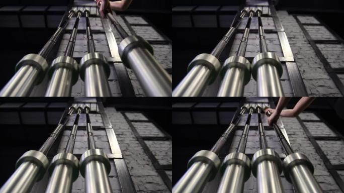 特写女人手在体育俱乐部举重。