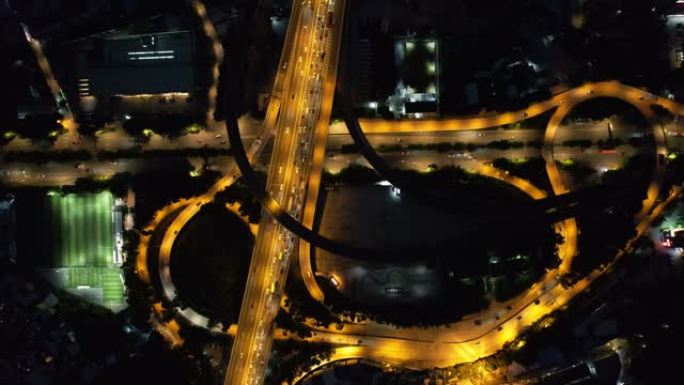 夜间城市立交桥的鸟瞰图