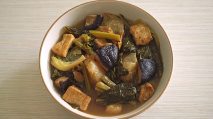 中国蔬菜炖豆腐或蔬菜汤的混合物-素食和素食风格