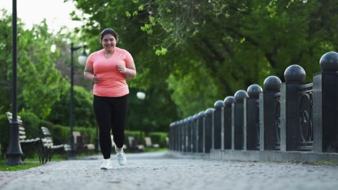 公园慢跑减肥超重女子跑步