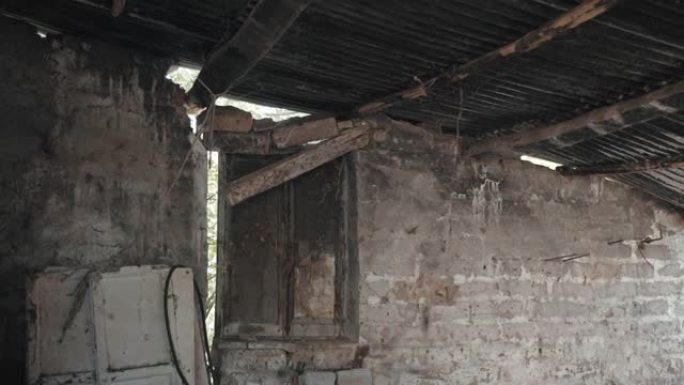 古老的废墟房屋内的怪异气氛，屋顶，门，窗框和生锈的家具破碎，过去废弃的农舍内部，在古老的意大利废弃村