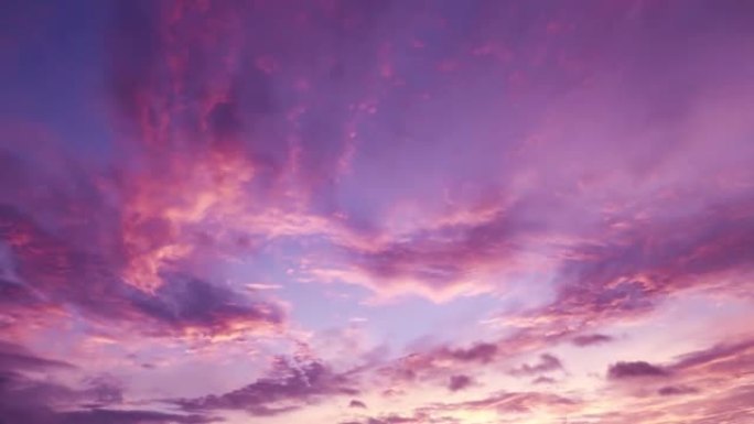 彩色日出或日落天空，柔和的紫色粉色云