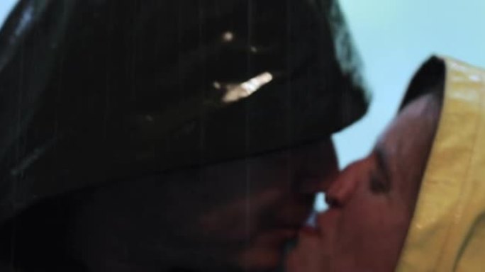 成年夫妇在雨中接吻