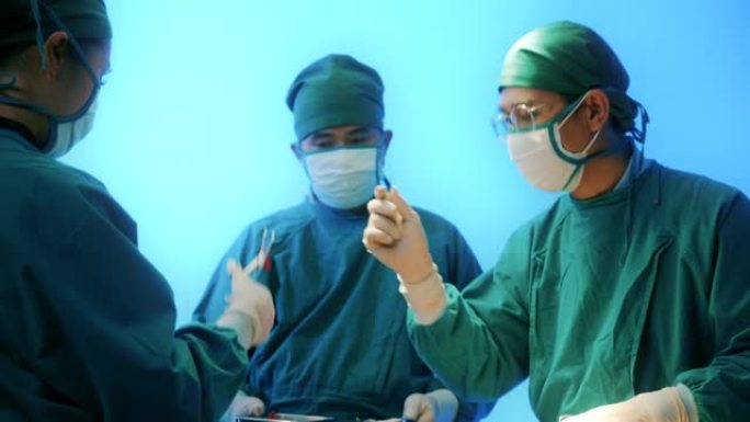 外科医生和外科团队在紧急手术诊所操作亚洲患者