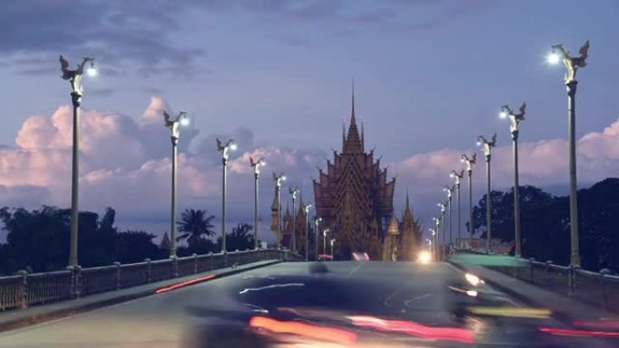 寺内道路上夜间红绿灯的颜色是一座佛教寺庙，是泰国彭萨努洛的主要旅游景点。