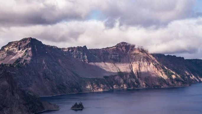 时间流逝-俄勒冈州火山口湖国家公园上空的戏剧性云