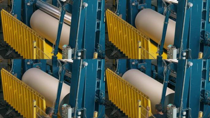 制造设备在造纸厂生产造纸机轴。设备。纸张生产