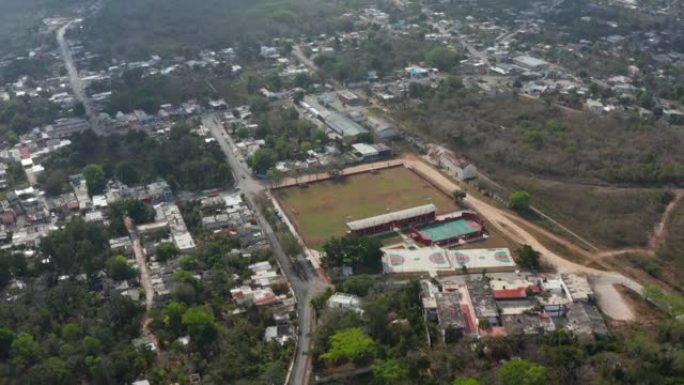 城市街区发展稀疏的空中全景。带足球场的体育中心。墨西哥巴利亚多利德