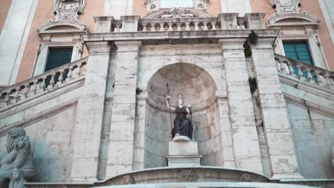 罗马卡比托利山坎皮多里奥广场上神秘的fontana della sea大理石雕像，宏伟的大理石建筑，